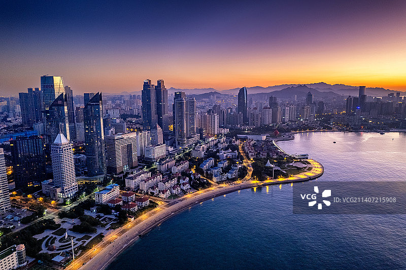 霞光中的海滨城市图片素材