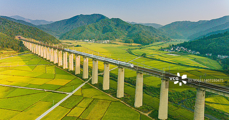 稻花香里动车行图片素材