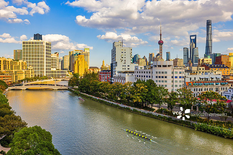 上海苏州河上的上海赛艇公开赛追逐赛图片素材