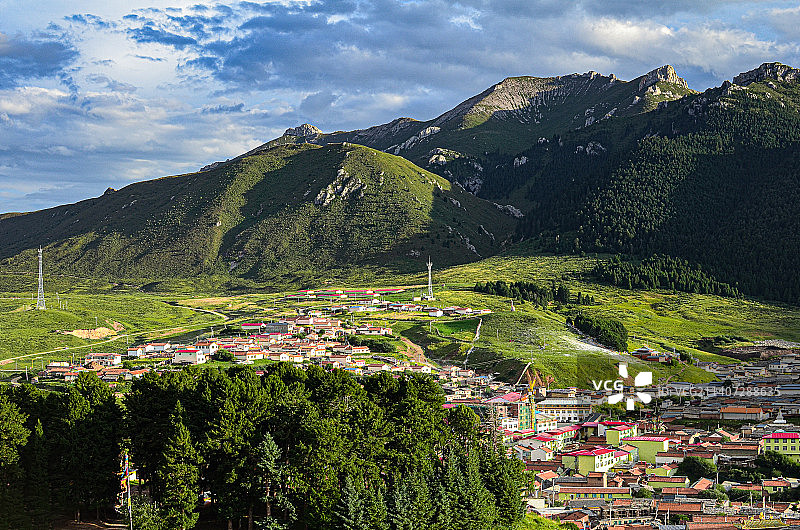 甘肃甘南碌曲县高山下的郎木寺风光图片素材