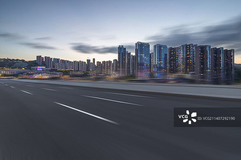 穿过贵阳繁华街头的高速公路图片素材