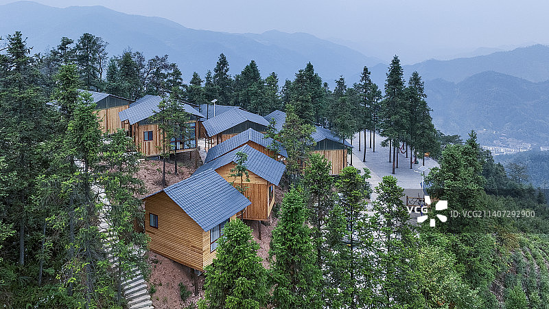 自然 风景 高视角 无人 树 山谷 森林 酒店 小旅馆 民宿 别墅 小屋 小木屋 房屋 乡村图片素材