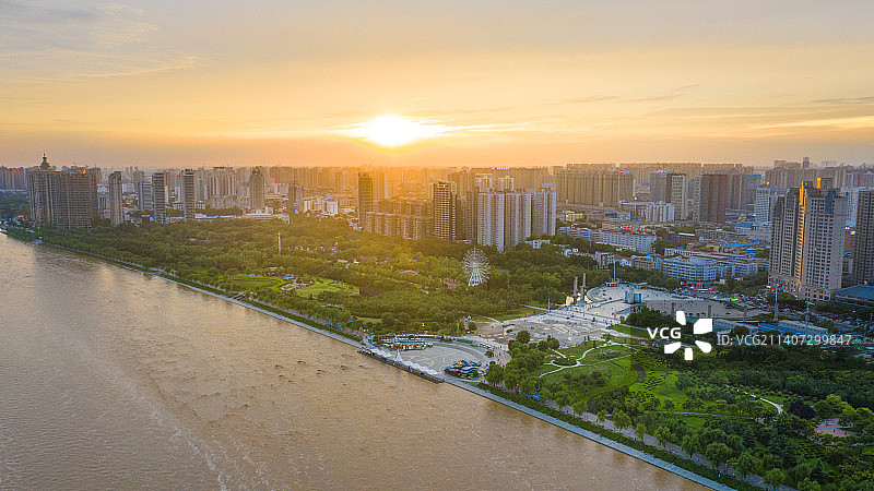 咸阳日落的统一广场图片素材