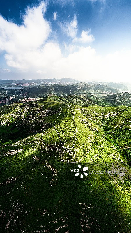 山顶上蜿蜒的齐长城图片素材