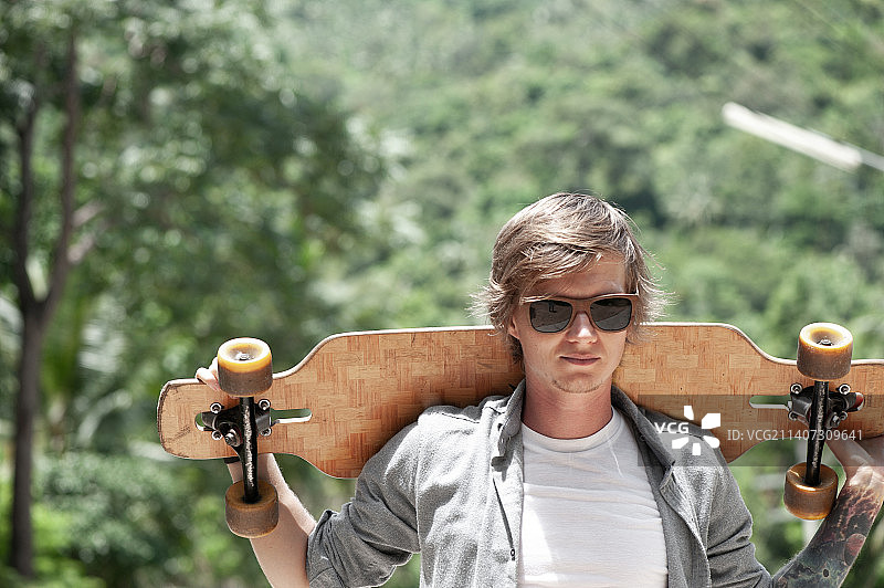 在泰国帕岸岛的路上玩滑板的年轻男子图片素材