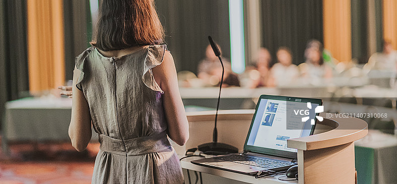 商业会议和演示会上的女发言人图片素材