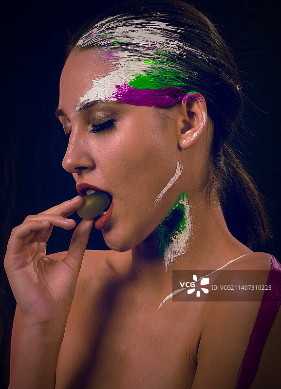 化浓妆的女人黑色背景特写，罗马尼亚图片素材