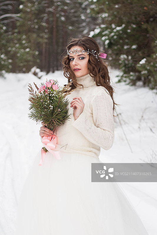 雪景婚纱新娘捧花图片素材