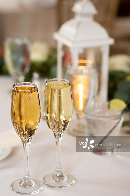 桌上的葡萄酒杯特写图片素材