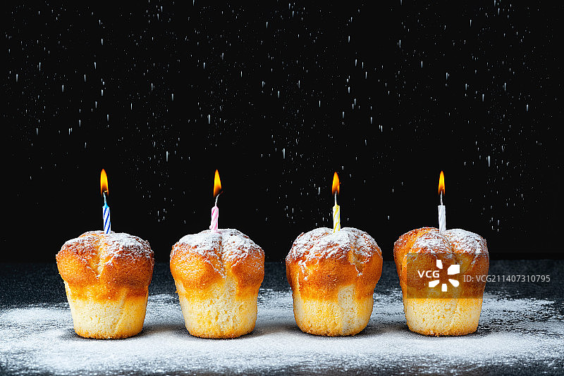 黑色背景下桌子上甜点的特写图片素材