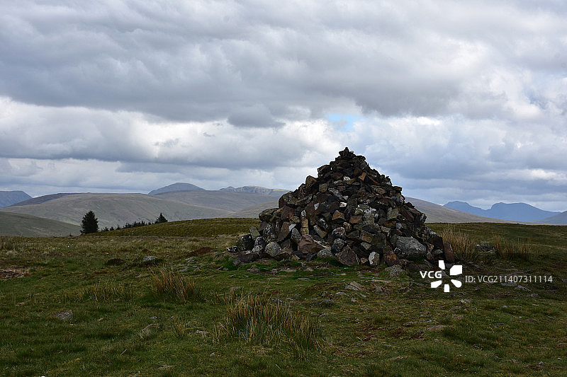 标记泥土小路的大型石堆图片素材