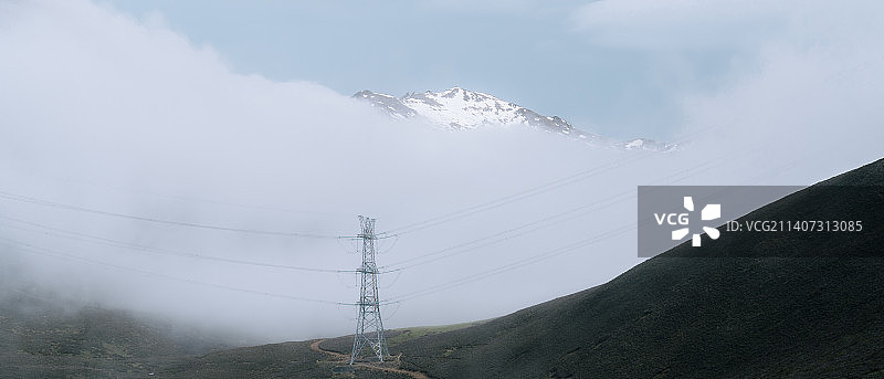 雨后云雾山中的风景图片素材