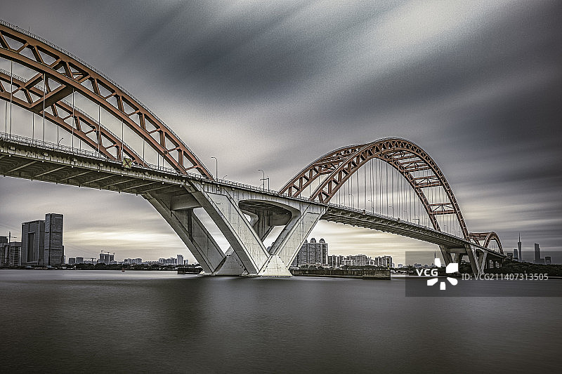 多云天空下的大桥图片素材