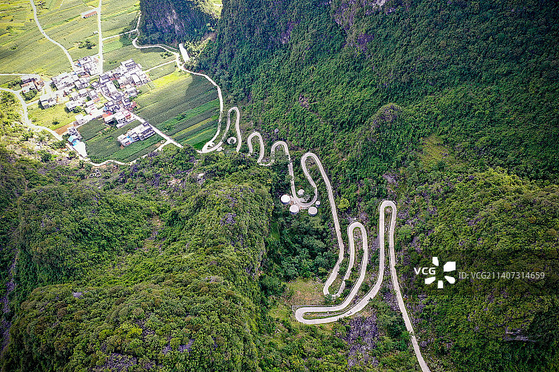 图为广西河池市都安瑶族自治县“蛇形公路”，蜿蜒的公路顺着巍峨山势游弋，在山间勾勒出优美的线条。图片素材