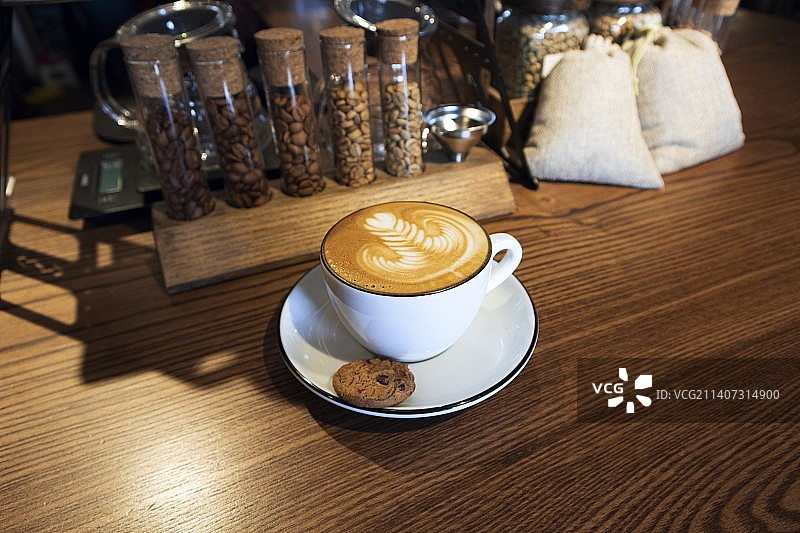 印度尼西亚淡满光桌面咖啡高角度视图图片素材