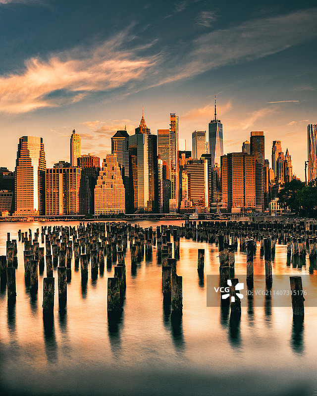 日落时分城市建筑全景，布鲁克林大桥公园，美国图片素材