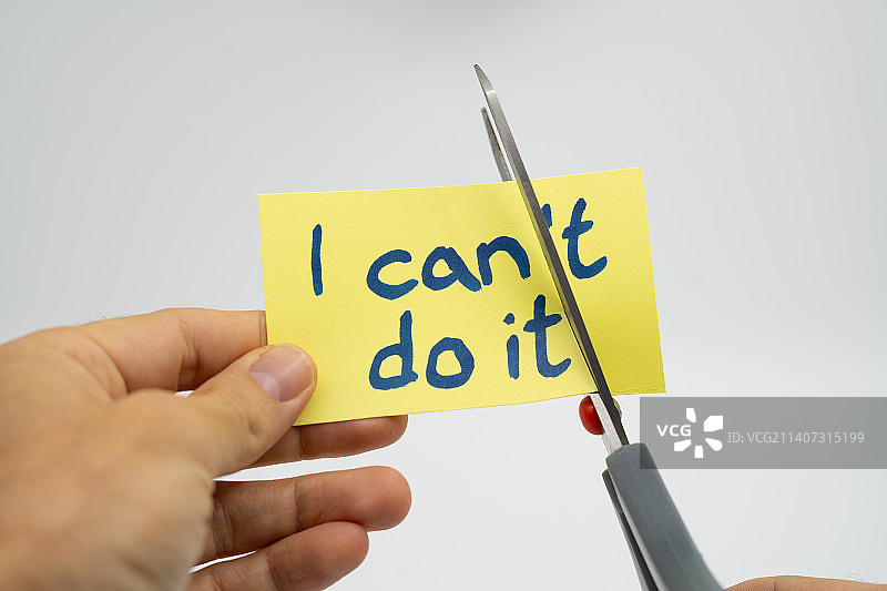 手持带文字的纸张，白色背景，萨拉热窝，波斯尼亚和黑塞哥维那图片素材