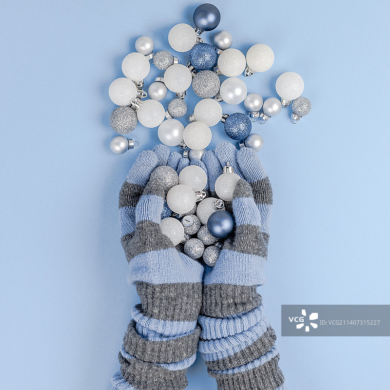 手持新年或圣诞装饰品图片素材