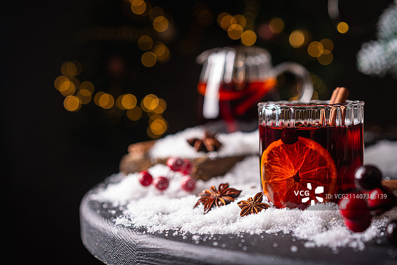 圣诞节期间桌子上的玻璃杯饮品特写图片素材