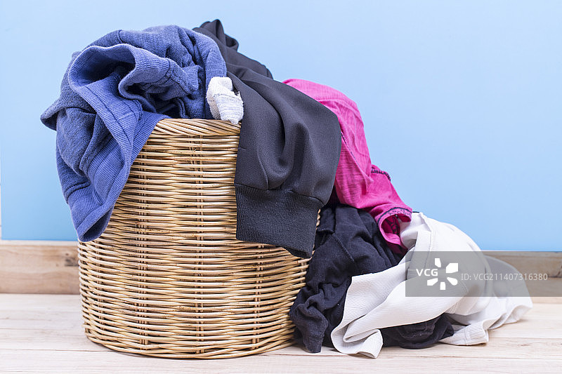 房间里木桌上的洗衣木篮里的衣服图片素材