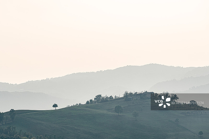 意大利摩德纳萨西迪罗卡马拉蒂纳地区公园的晴空景观图片素材
