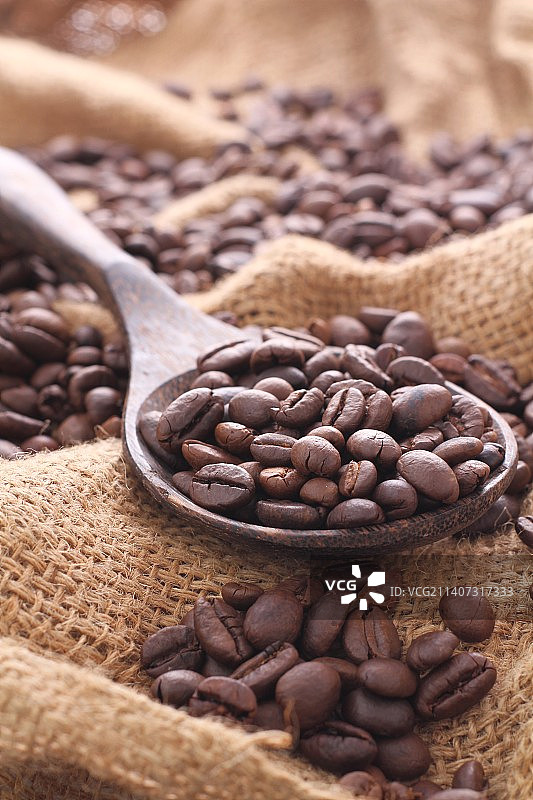 麻袋里的烤咖啡豆特写，印度尼西亚勿加泗图片素材