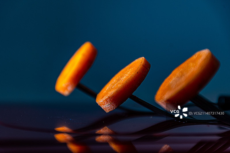 桌子上的橙色辣椒特写图片素材