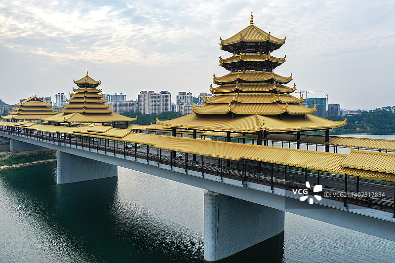 航拍广西柳州凤凰岭大桥，桥梁造型源自侗族传统建筑风雨桥，桥上金色桥亭庄重巍峨、大气磅礴。图片素材