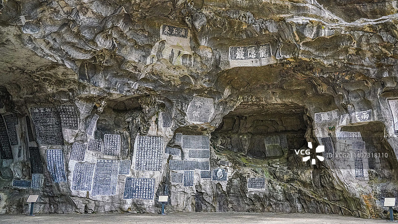 广西桂林桂海碑林200余幅年代久远的摩崖石刻，诗词曲赋笔墨荟萃，篆隶行草汇聚一堂。图片素材