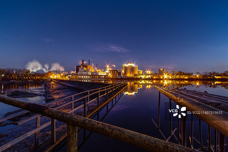 威斯康星州夜间河畔建筑灯光景观（美国）图片素材
