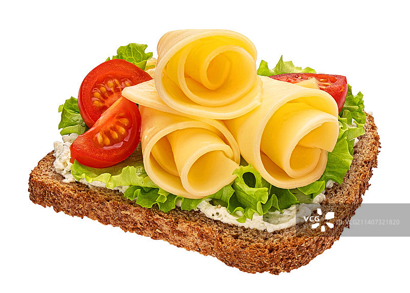 白色背景上的黑麦面包奶酪片图片素材