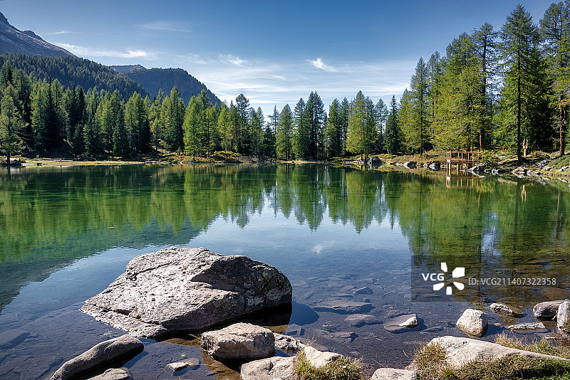 圣佩莱格里诺湖：位于意大利特伦托圣佩莱格里诺山口图片素材