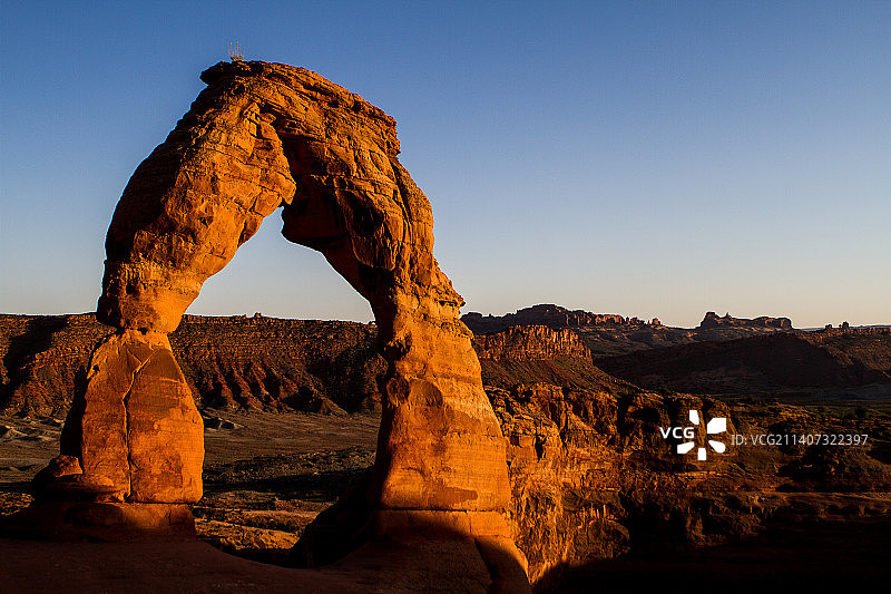 美国犹他州摩押的岩层与晴朗的天空景色图片素材