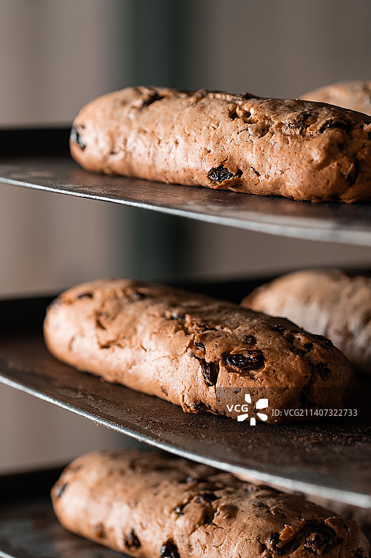 桌上托盘里的饼干特写图片素材