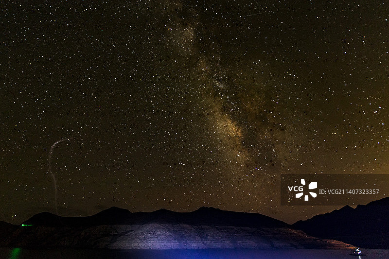 美国内华达州克拉克县的夜空下的湖光山色图片素材
