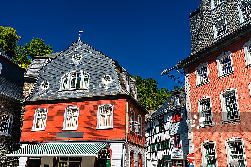 晴朗蓝天下建筑的低角度视图图片素材