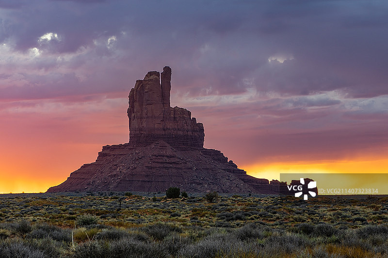 美国亚利桑那州纳瓦霍县日落时分的岩层景观图片素材
