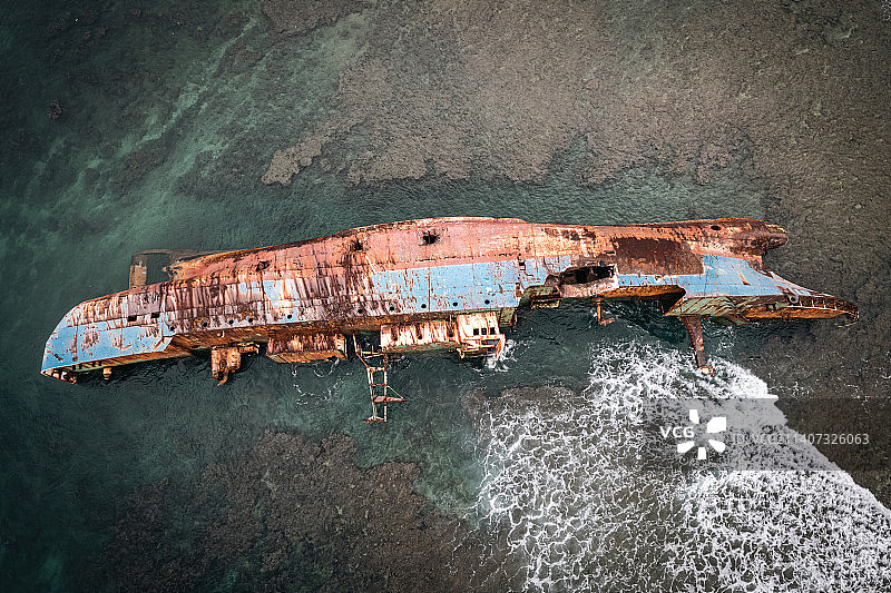 印度尼西亚西爪哇，庞岸达兰海滩的废弃船只航拍图片素材