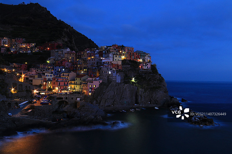 意大利夜景：海边灯火通明的建筑图片素材