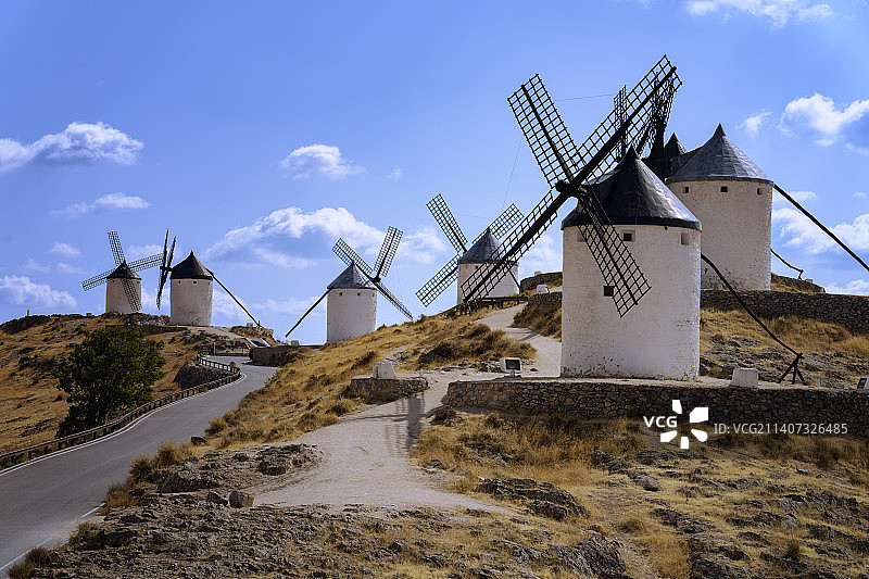 西班牙孔苏埃格拉，天空背景下的传统风车的低角度景观图片素材
