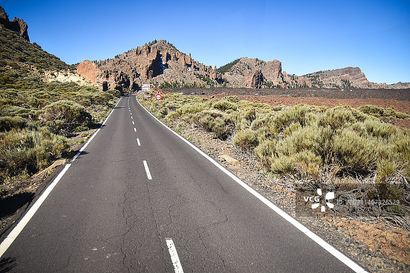 沿途风景的空旷道路图片素材