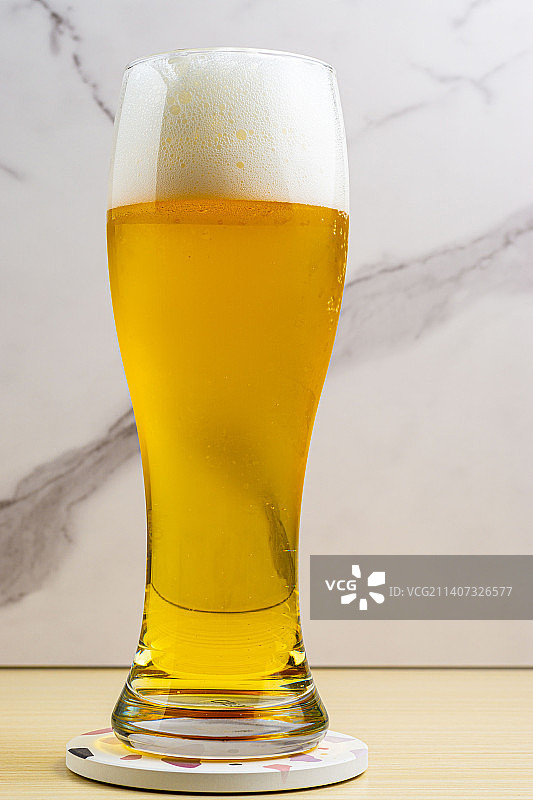 桌子上啤酒杯的特写图片素材