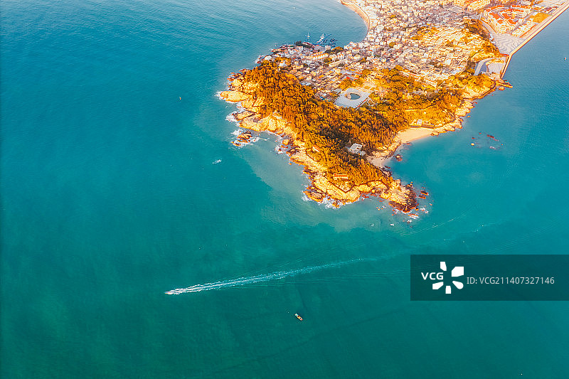 福建省漳州市东山县东山岛铜陵镇南门湾码头五彩渔村半岛地形春季户外风光航拍鸟瞰图图片素材