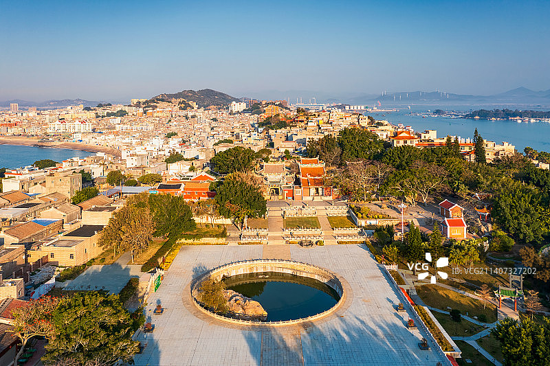 福建省漳州市东山县东山岛铜陵镇南门湾——东山关帝庙（东山风动石景区）春季户外风光航拍视角图片素材