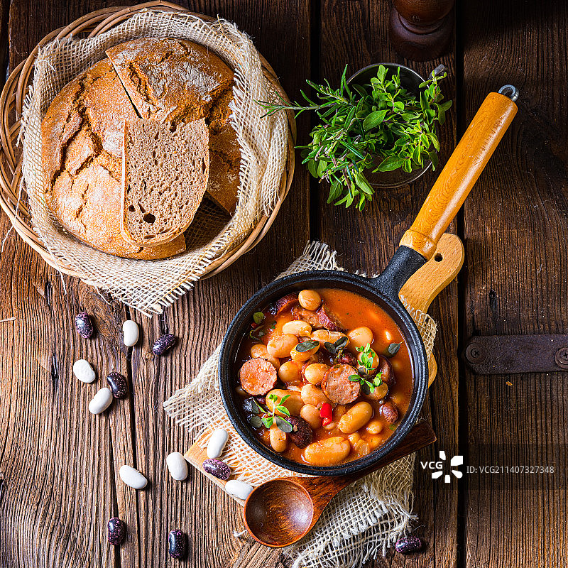 美味的豆类炖香肠和土豆图片素材