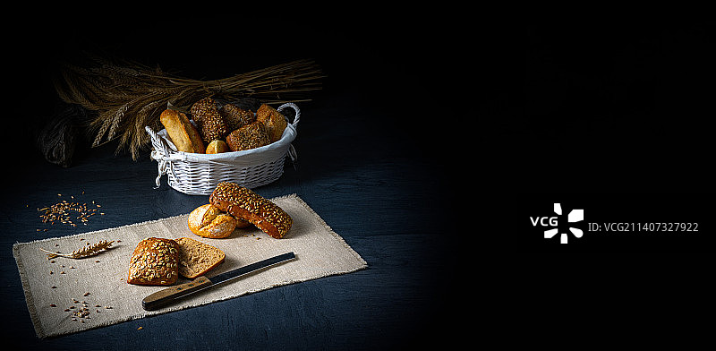 黑色背景下的餐桌面包特写图片素材