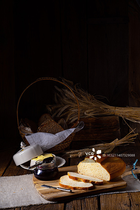 黄油和美味果酱白面包图片素材