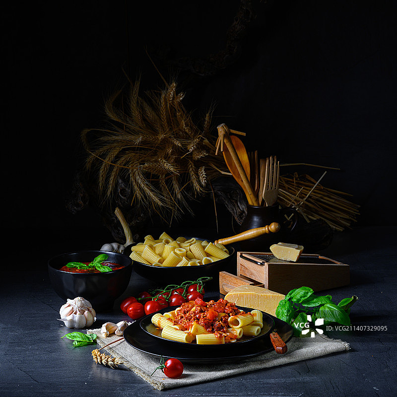 黑色背景下的餐桌美食俯视图图片素材