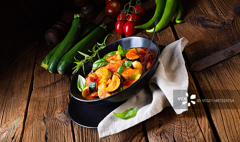 高角视角的食物在碗上的桌子图片素材