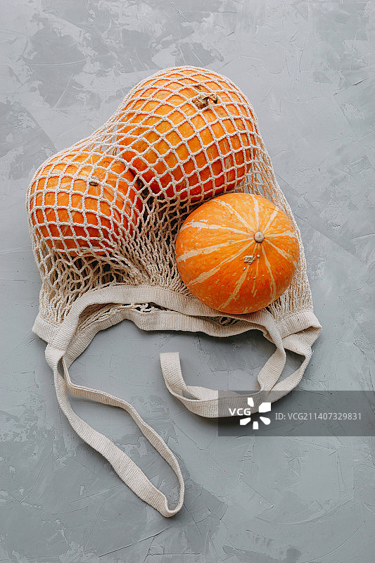 装满蔬菜的网状购物袋，秋季南瓜丰收图片素材